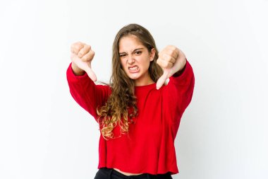 Kafkasyalı genç bir kadın baş parmağını aşağı gösteriyor ve hoşlanmadığını söylüyor..