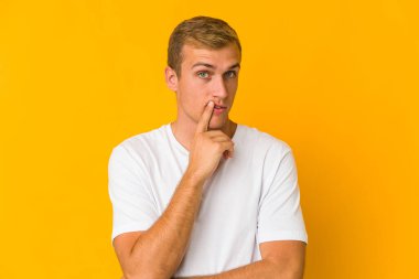 Kafkasyalı yakışıklı bir genç şüpheli ve şüpheci bir ifadeyle yana bakıyor..