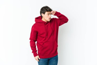 Uzak diyarlara bakan genç havalı adam Alnını tutuyor.