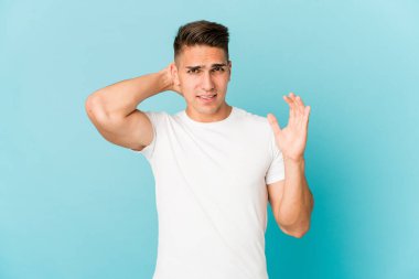 Kafkasyalı yakışıklı genç adam öfkeyle bağırıyor..