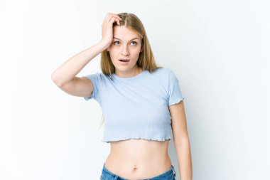 Beyaz arka planda izole edilmiş genç sarışın kadın şok geçiriyordu. Önemli bir buluşmayı hatırladı..