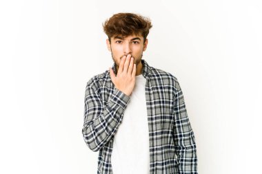 Beyaz arka plandaki genç Arap şok olmuş, ağzı ellerle kaplanmış, yeni bir şey keşfetmeye hevesli..