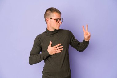 Beyaz tenli yakışıklı bir adam yemin ediyor, elini göğsüne koyuyor..