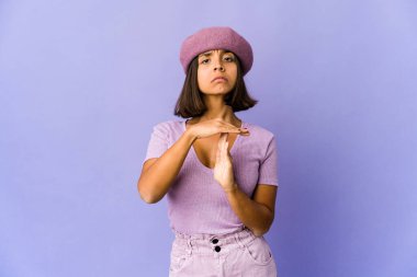 Mola veren genç melez kadın..