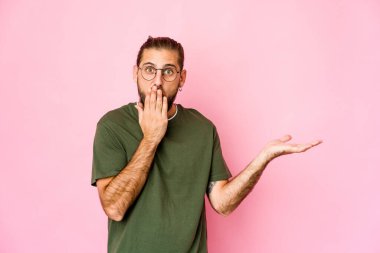 Uzun saçlı genç adam, avuç içi fotokopi alanını tutarken çok etkilenmiş görünüyor..