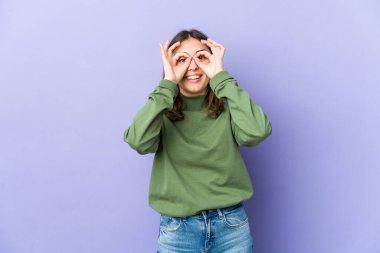 Genç beyaz kadın heyecanlandı. Gözünü dört aç..