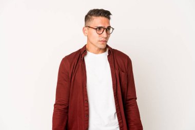 Beyaz tenli yakışıklı, soyutlanmış omuz silkiyor ve gözleri açık..