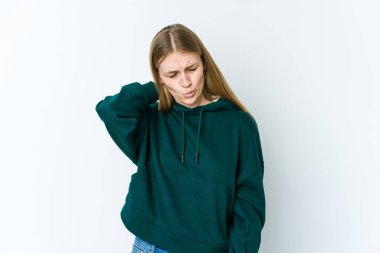 Genç sarışın kadın, beyaz arka planda izole edilmiş. Oturaklı yaşam tarzından dolayı boyun ağrısı çekiyor..