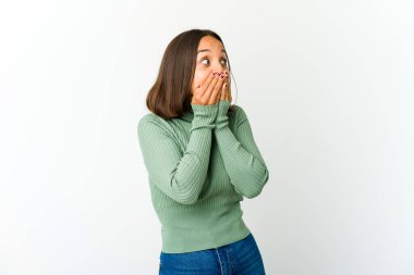 Genç melez kadın bir şeye gülüyor, elleriyle ağzını kapatıyor..