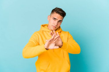 Beyaz tenli yakışıklı, izole edilmiş, elini uzatmış, dur işareti göstererek seni engelliyor..