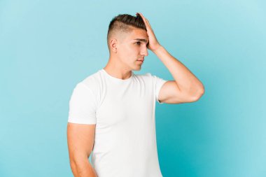 Beyaz tenli yakışıklı bir adam bir şeyi unutuyor. Alnına avuç içiyle vurup gözlerini kapıyor..