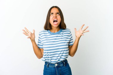 Genç melez kadın gökyüzüne bağırıyor, yukarı bakıyor, hayal kırıklığına uğramış..