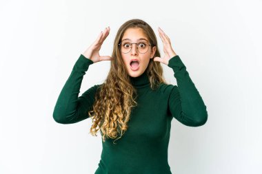 Genç beyaz kadın zaferi ya da başarıyı kutluyor, şaşırıyor ve şok oluyor..