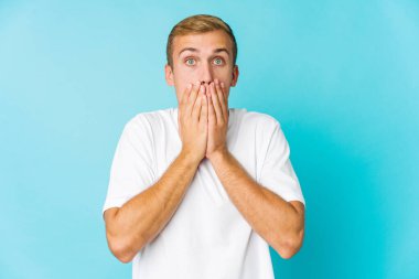 Beyaz tenli yakışıklı adam elleriyle ağzını kapatırken şok oldu..