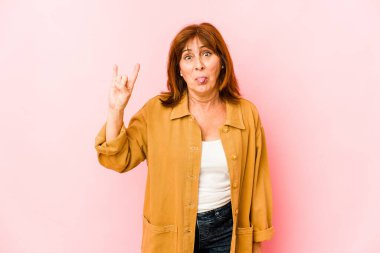 Üst düzey beyaz kadın izole edilmiş, parmaklarıyla taş hareketi yapıyor.