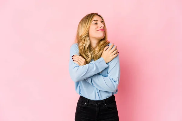 Joven Mujer Rubia Caucásica Sonriendo Alegremente Señalando Con Dedo Índice — Foto de Stock