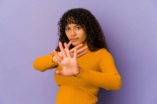 Junge Afrikanisch Amerikanische Afro Frau Isoliert Stehend Mit Ausgestreckter Hand — Stockfoto