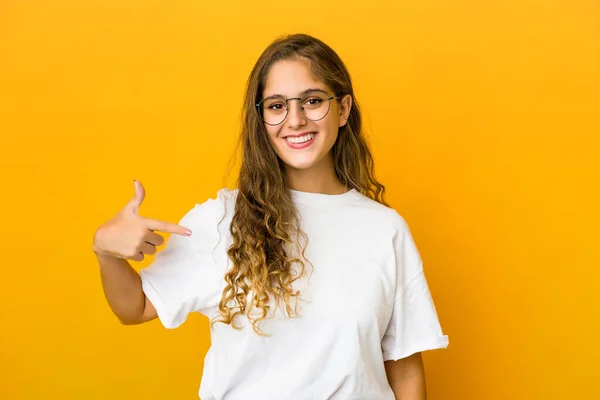 Jovem Caucasiano Mulher Pessoa Apontando Mão Para Espaço Cópia Camisa — Fotografia de Stock