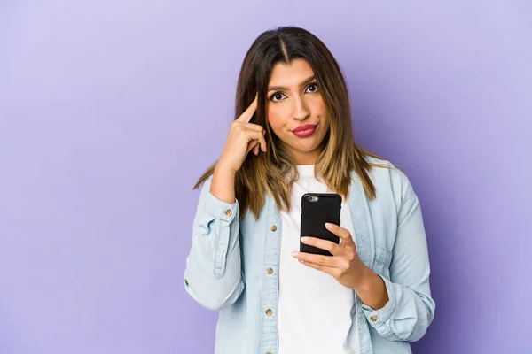 Mujer India Joven Sosteniendo Teléfono Aislado Apuntando Templo Con Dedo —  Fotos de Stock