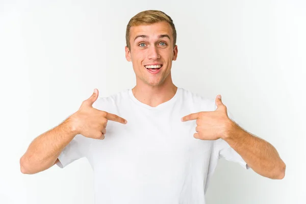 Jovem Caucasiano Bonito Homem Surpreso Apontando Com Dedo Sorrindo Amplamente — Fotografia de Stock