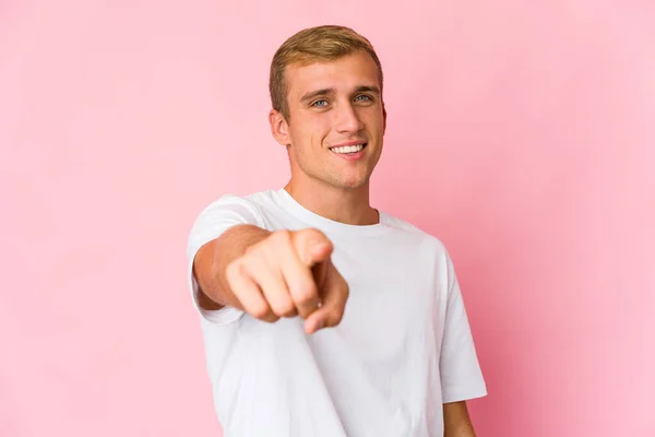 Jovem Caucasiano Bonito Homem Apontando Para Frente Com Dedos — Fotografia de Stock