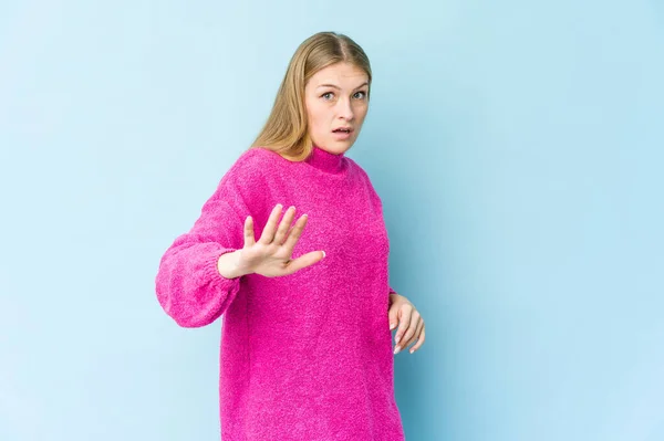 Mladá Blondýna Žena Izolované Modrém Pozadí Šokován Důsledku Bezprostředního Nebezpečí — Stock fotografie