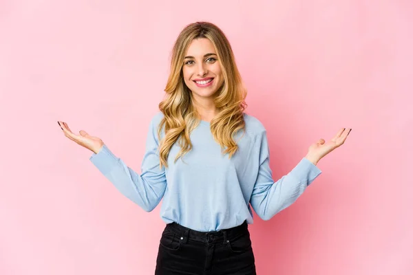 Giovane Donna Bionda Caucasica Che Tiene Mano Preghiera Vicino Alla — Foto Stock