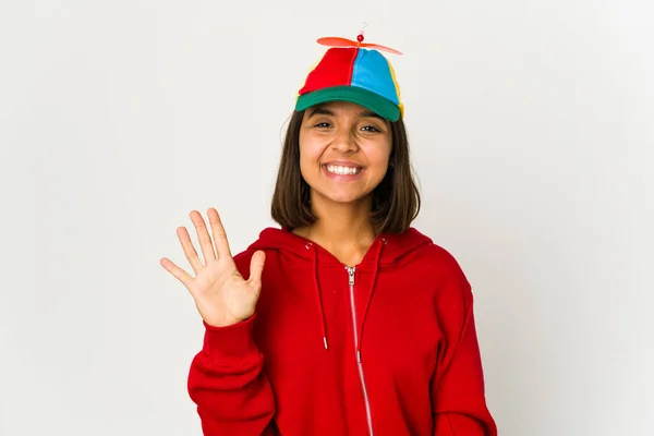 Joven Mujer Hispana Usando Una Gorra Con Hélice Aislada Sonriendo —  Fotos de Stock