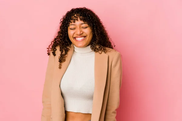 Jovem Afro Americana Africana Isolada Fecha Olhos Sente Relaxada Feliz — Fotografia de Stock