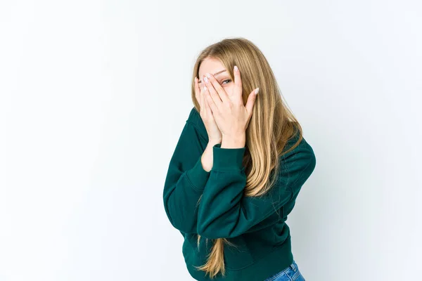 Mladé Blondýny Žena Izolované Bílém Pozadí Blikat Přes Prsty Vyděšené — Stock fotografie