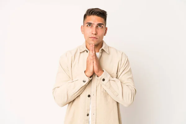 Νεαρός Καυκάσιος Όμορφος Άντρας Απομονωμένος Προσεύχεται Κοντά Στο Στόμα Νιώθει — Φωτογραφία Αρχείου