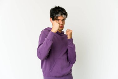 Genç, sıska İspanyol bir adam bir tartışma yüzünden yumruk atıyor, öfke, kavga ediyor, boks yapıyor..