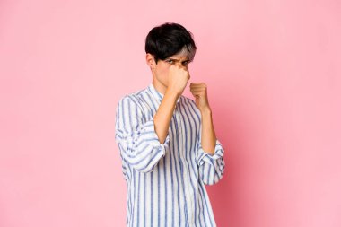 Genç, sıska İspanyol bir adam bir tartışma yüzünden yumruk atıyor, öfke, kavga ediyor, boks yapıyor..