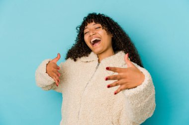 Genç Afrikalı Afro-Amerikan kadın kendini kameraya sarılmış hissediyor..