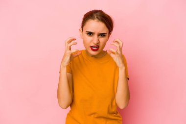 Genç Arap melez kadın gergin elleriyle çığlık atıyor..