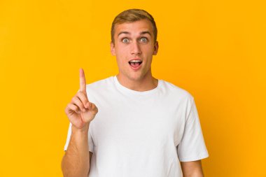 Kafkasyalı yakışıklı genç adamın bir fikri, ilham konsepti var..