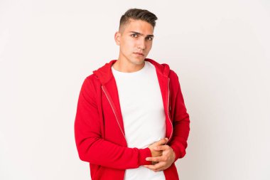 Genç, beyaz, yakışıklı bir adam karaciğer ağrısı ve mide ağrısı çekiyor..