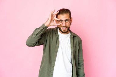 Uzun saçlı genç adam heyecanlı görünüyor. Jesti gözünün önünden ayırma..