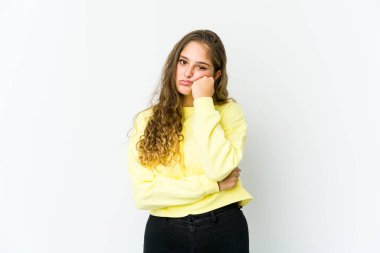 Üzgün ve dalgın hisseden genç beyaz bir kadın, kopyalama alanına bakıyor..