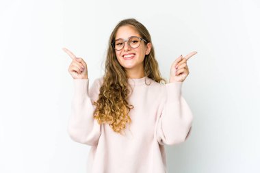 Kafkasyalı genç kadın farklı kopya alanlarını gösteriyor, birini seçiyor, parmaklarıyla gösteriyor..