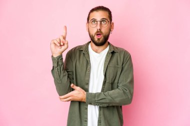 Uzun saçlı genç adamın harika bir fikri var, yaratıcılık kavramı..