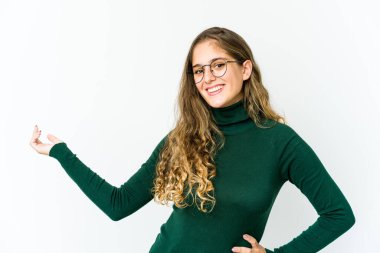 Beyaz bir kadın hoş bir yüz ifadesi sergiliyor..