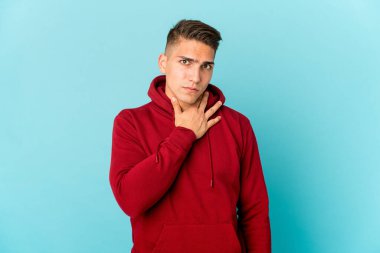 Beyaz tenli yakışıklı bir adam virüs ya da enfeksiyon yüzünden boğaz ağrısı çekiyor..