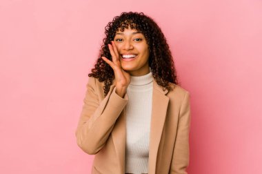 Genç Afrikalı Amerikalı afro kadın izole edilmiş yüksek sesle bağırıyor, gözlerini açık ve ellerini gergin tutuyor..