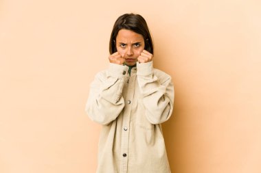 Latin kökenli genç bir kadın münakaşa sonucu yumruk, öfke, kavga ve boks atıyor..