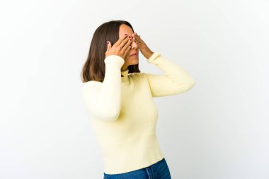 Genç melez kadın elleriyle gözlerini kapatmaktan korkuyor..