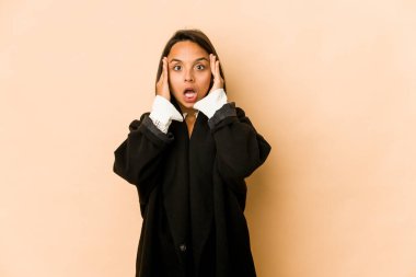 Genç İspanyol kadın çığlıklar atıyor, çok heyecanlı, tutkulu, bir şeyden memnun..