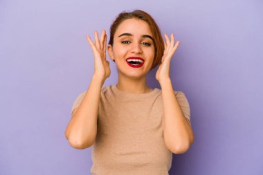 Genç Arap melez kadın elini göğsünde tutarak kahkahalar atıyor..