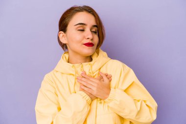 Genç Arap melez kadın dost canlısı bir ifadeye sahip, avuçlarını göğsüne bastırıyor. Aşk konsepti.