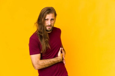 Uzun saçlı genç adamın karaciğeri ağrıyor, karnı ağrıyor..